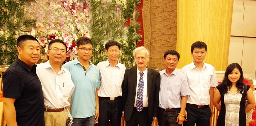國(guó)內(nèi)被動(dòng)建筑專家與世界被動(dòng)房之父沃爾夫?qū)べM(fèi)斯特(Wolfgang-Feist)博士合影